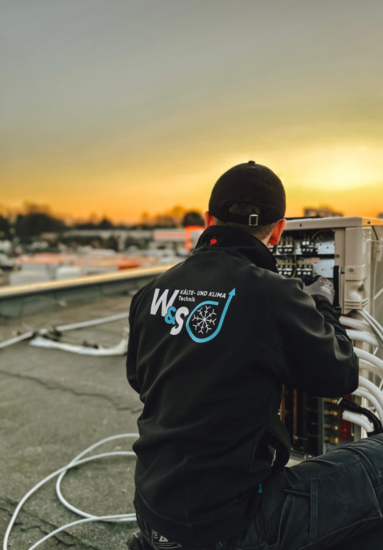 Das W&S Team vor den Servicefahrzeugen am Standort Dinslaken
